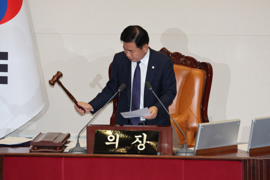 21일 국회 본회의장에서 김진표 국회의장이 더불어민주당 이재명 대표 체포동의안 표결 결과를 발표하고 있다. 연합뉴스